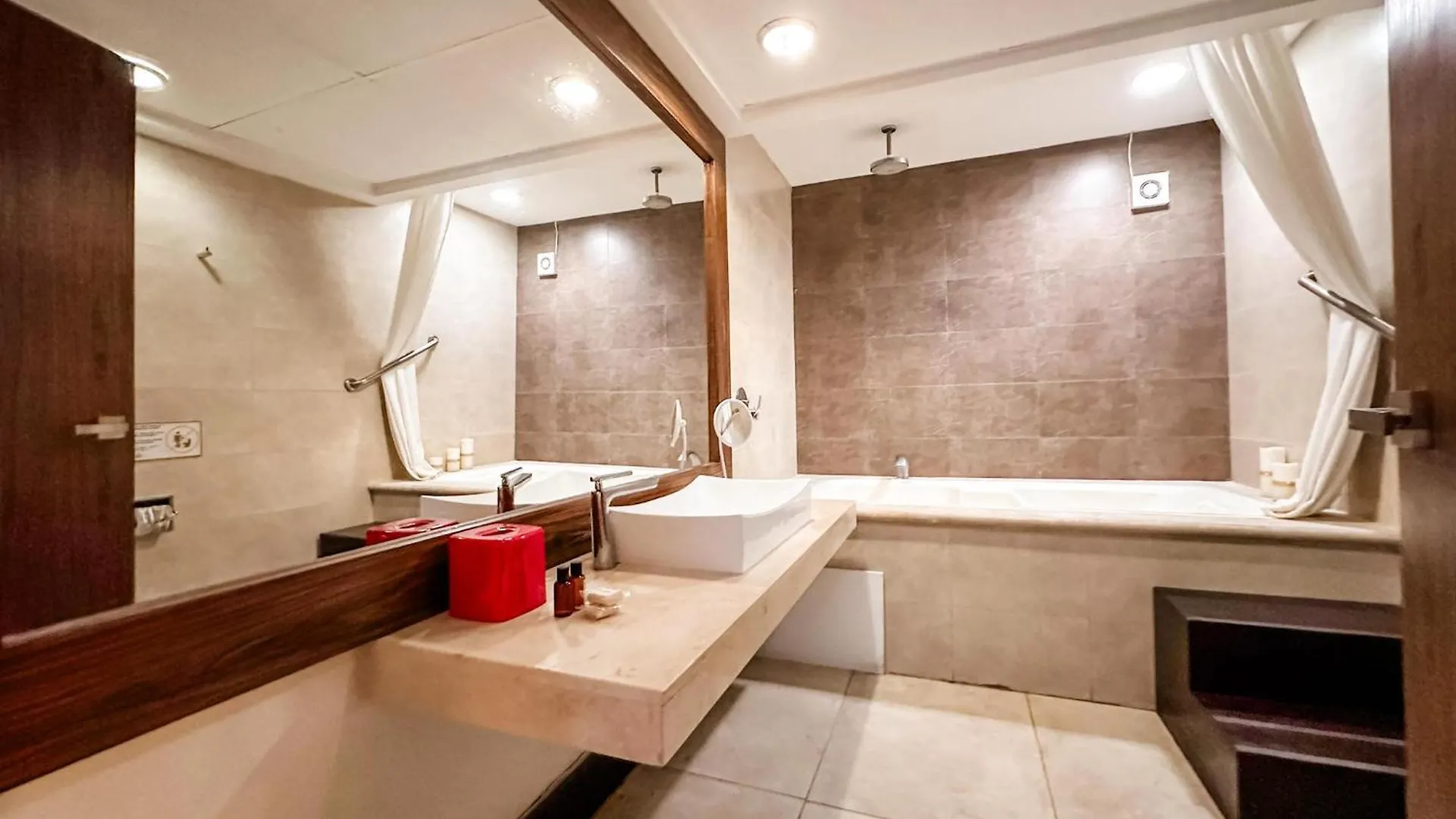 At 1124 Two Bed Reflecting Pool View Close Beach Apartment Playa del Carmen